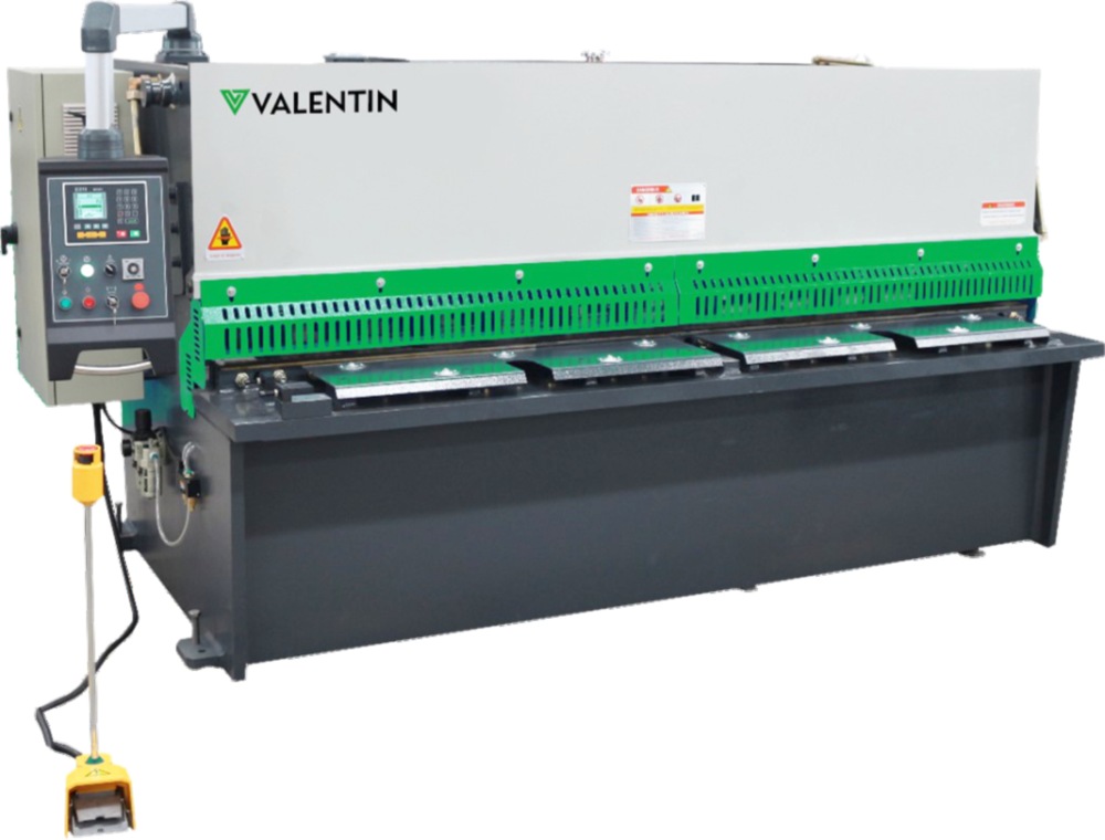 Imagem de uma guilhotina da marca Valentin, desenvolvida para cortar chapas metálicas utilizando um mecanismo de tesoura oscilante.