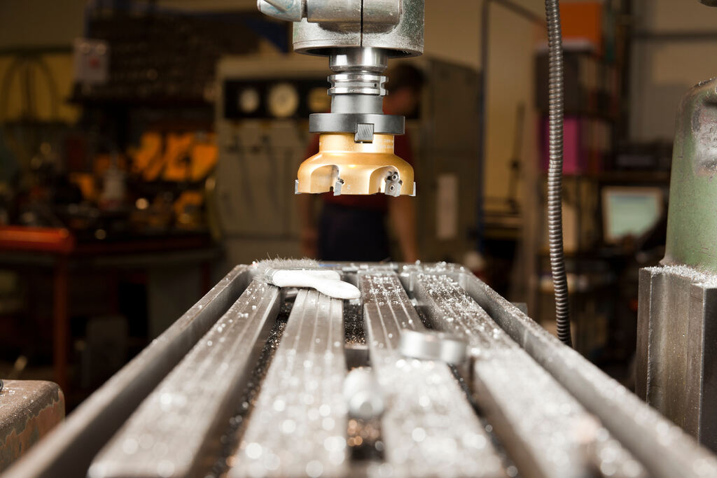 Setor industrial de usinagem vertical com m&aacute;quina em opera&ccedil;&atilde;o.