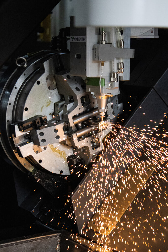 M&aacute;quina realizando usinagem de pe&ccedil;a met&aacute;lica na ind&uacute;stria metalmec&acirc;nica.