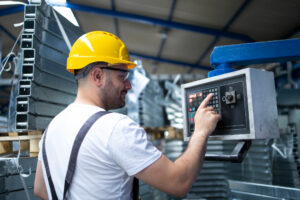 Técnico operarando máquina de eletroerosão.